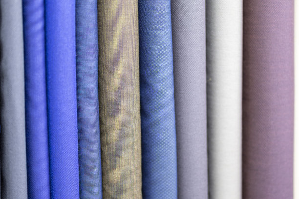 蓝色、棕色和灰色的布料，由裁缝制作西服图片下载