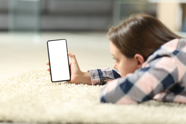 青少年使用手机显示空白屏幕图片下载