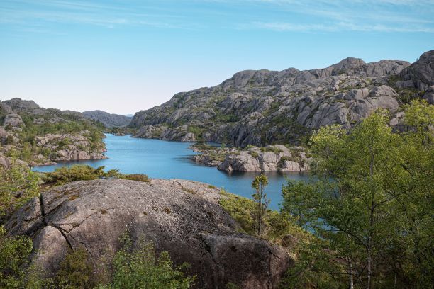 挪威44号公路附近明亮的蓝色河流附近的落基山脉的美丽照片图片下载