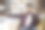 快乐的年轻胡须男子坐在舒适的沙发上，手里拿着现代智能手机打电话图片下载