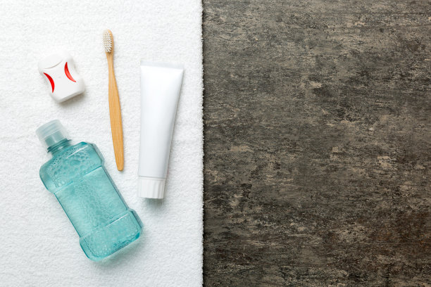 漱口水和其他口腔卫生产品的彩色桌面视图与复制空间。平的。口腔卫生。口腔护理产品和浅色背景文字的空间。概念图片下载