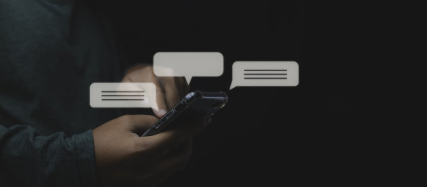 男人使用智能手机打字，实时聊天和社交网络。图片下载