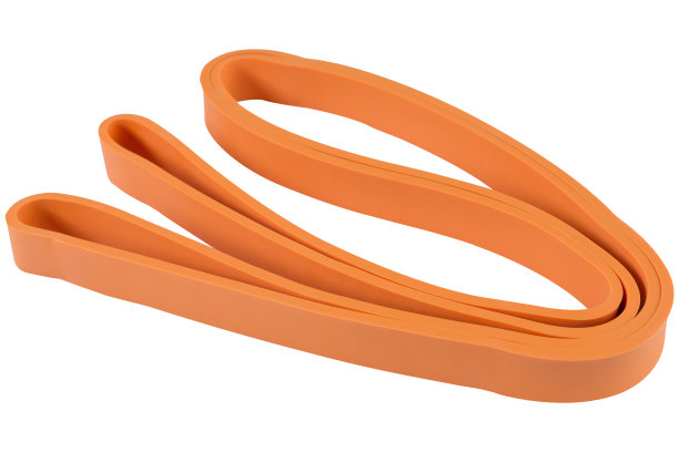 白色背景上的橙色橡皮筋用于健身，橡胶膨胀器用于拉伸图片下载