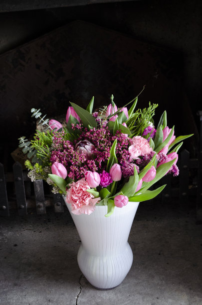 质朴的壁炉里放着一束美丽的花图片下载