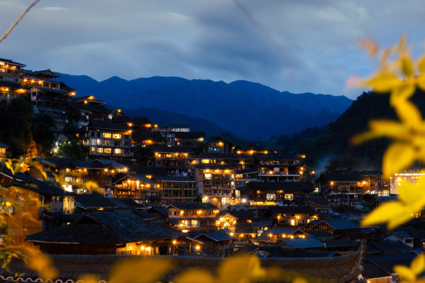 中国贵州省，夜晚的朗德庙古老传统房屋的美丽照片图片下载