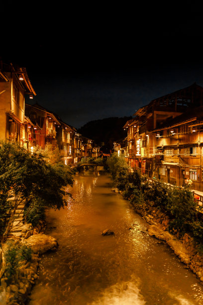 中国贵州省，夜晚的朗德庙古老传统房屋的美丽照片图片下载