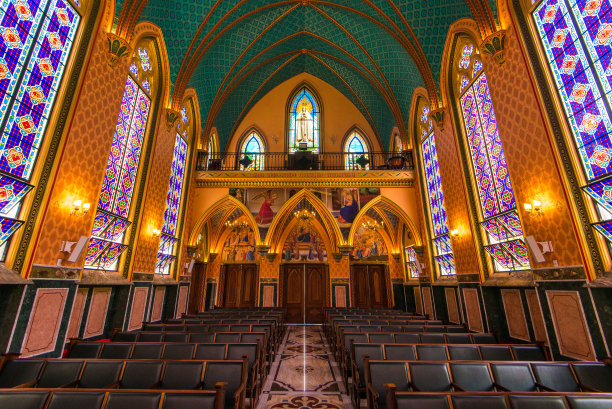 装饰精美的天主教教堂内部图片下载