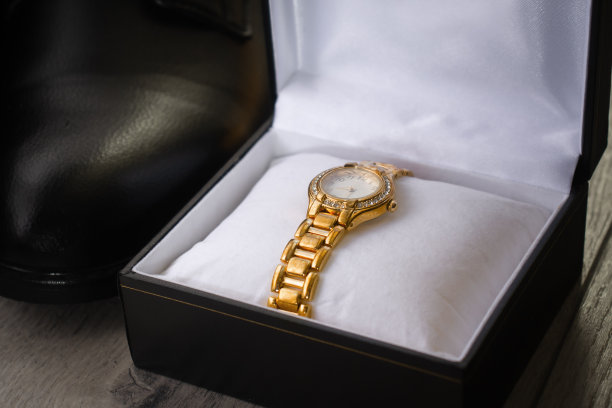 一只盒子里的金表。结婚的概念图片下载