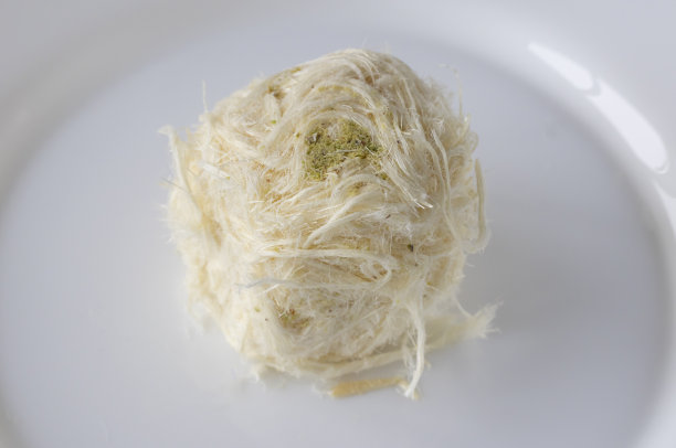 土耳其传统甜点Pismaniye，白底棉花糖。宏观照片图片下载