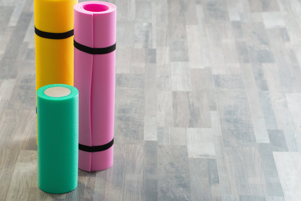 健身垫在家里的木地板上图片下载