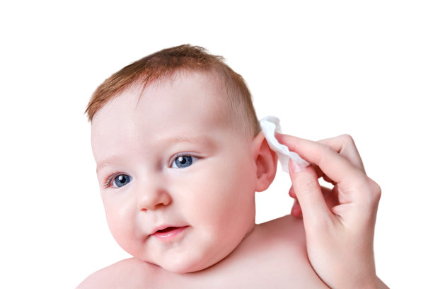 母亲用棉片为快乐的宝宝清洁耳朵图片下载