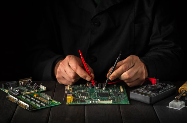 服务于电子产品的制造，用测试仪测试电子电路板。电脑或电子产品维修服务。图片下载