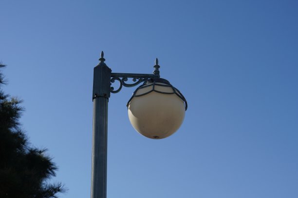 圆形花园灯，蓝色天空背景图片下载