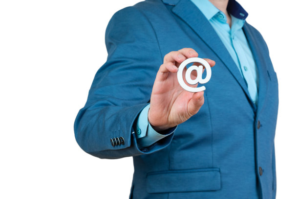 商人手握电子邮件图标莱特，邮政信封，垃圾邮件的概念，互联网和网络，联系我们的通讯电子邮件和保护您的个人。图片下载