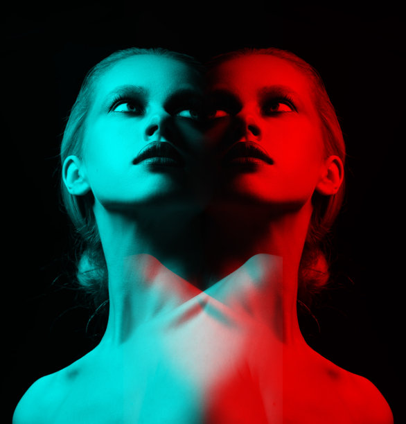 美丽的女人与花式化妆特写工作室肖像在RGB颜色分裂效果风格图片下载