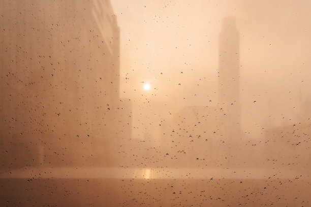 曼谷城市景观在美丽的金色日出与雨天图片下载