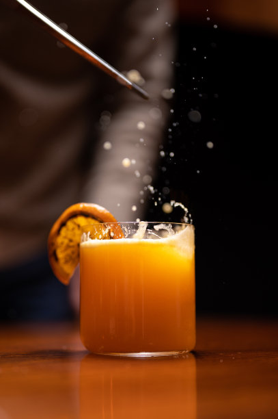 一杯加水花的鸡尾酒图片下载