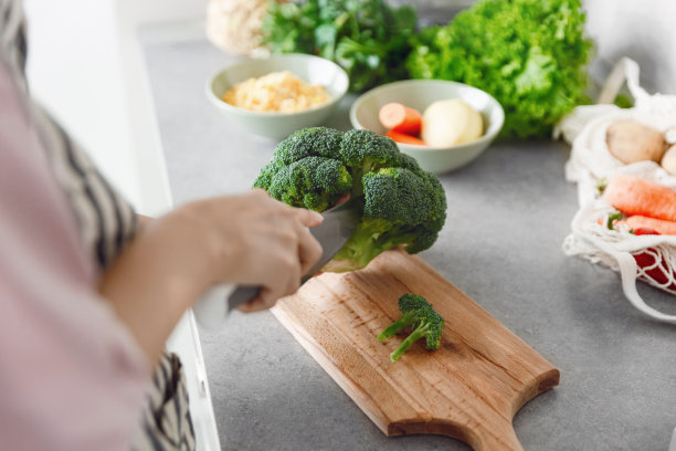女人的手切西兰花图片下载