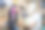 两个穿着暖和衣服的年轻女子坐在当地的咖啡馆里自拍。图片下载