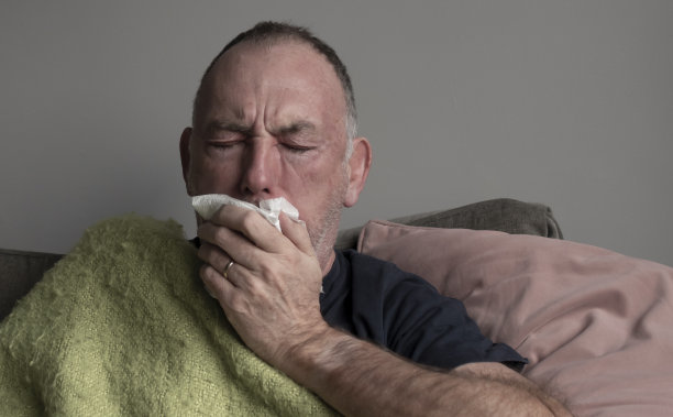老人有感冒和流感症状图片下载