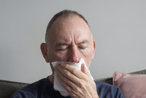 老人有感冒和流感症状图片下载