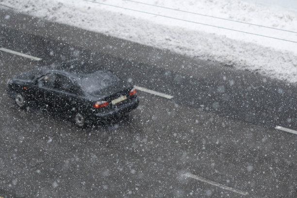 暴风雪中路上的汽车图片下载
