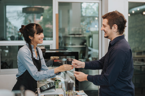 白人女咖啡师在咖啡店为顾客点单。女咖啡师用平板电脑点菜。咖啡老板的概念。图片下载