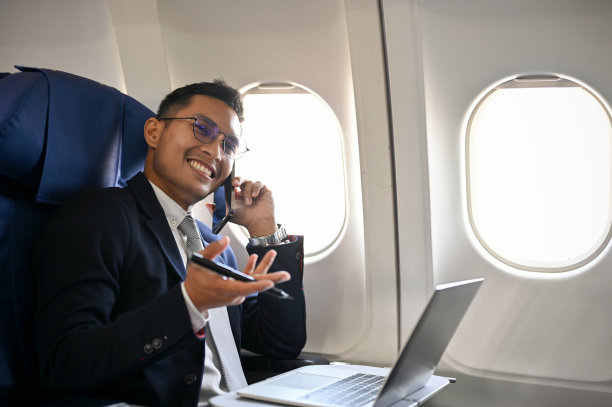 专业的亚洲商人在海外出差时打电话图片下载