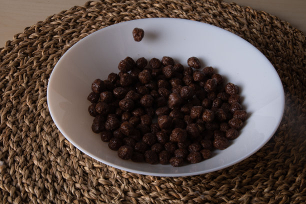 盘子里有许多小巧克力球的照片图片下载