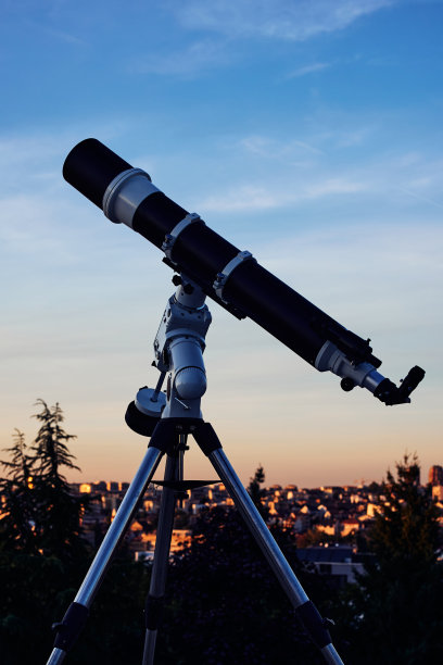 大天文望远镜在黄昏的天空下准备观星。图片下载