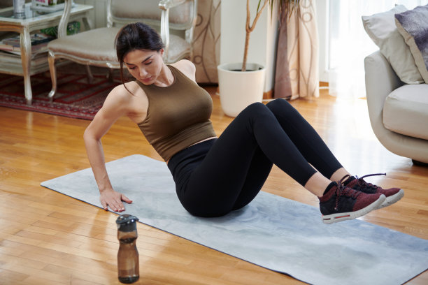 漂亮女人在家锻炼。成年女士与美丽的形状图片下载