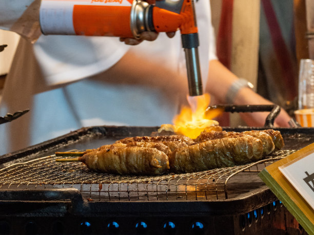 一男子烤烤肉(节日街头小吃)图片下载