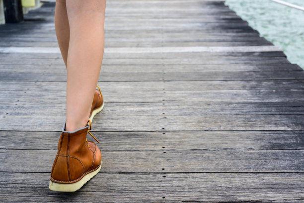 脚步，近距离的脚走在桥上图片下载