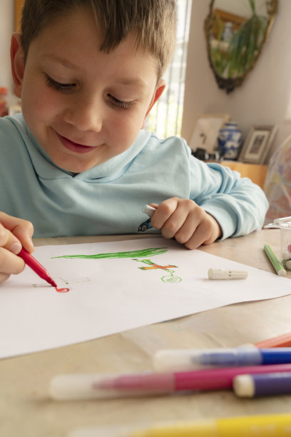 小男孩绘画图片下载