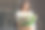 早上好!迷人的年轻女子捧着白色和粉红色的郁金香花在家里。图片下载
