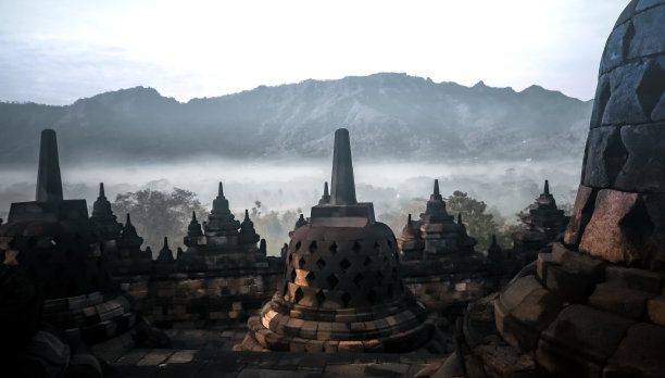 婆罗浮屠寺庙顶部风光图片下载