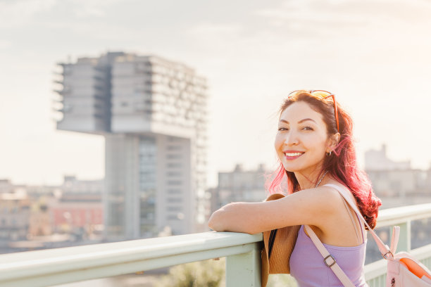 游客女孩从桥上和河堤上欣赏莱茵河和科隆城的景色图片下载