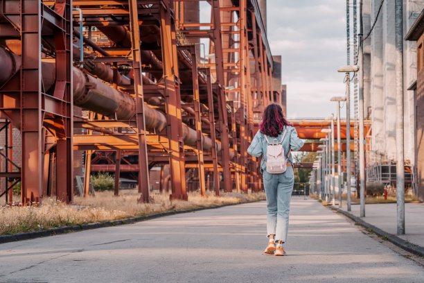 女游客参观鲁尔关税联盟煤矿工业和城市设计区。旅游目的地和观光在埃森的概念图片下载