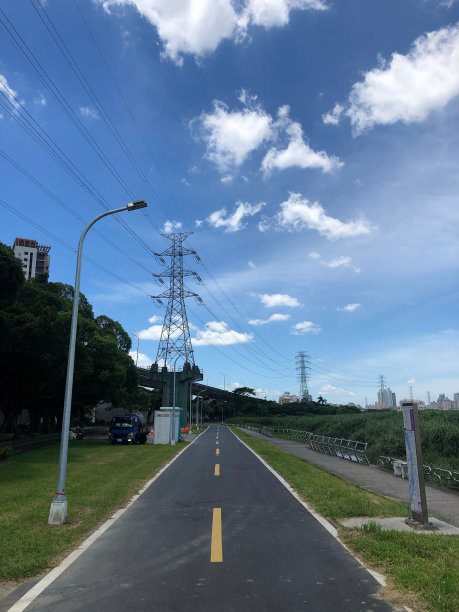中国台湾台北市的自行车道，设有灯柱和电塔（竖版照片）图片下载