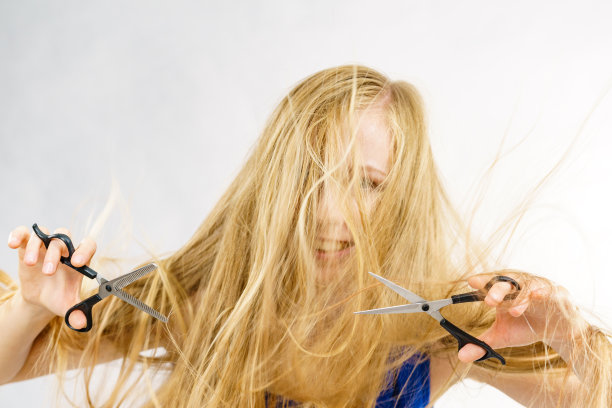 拿着剪刀理发的女孩图片下载