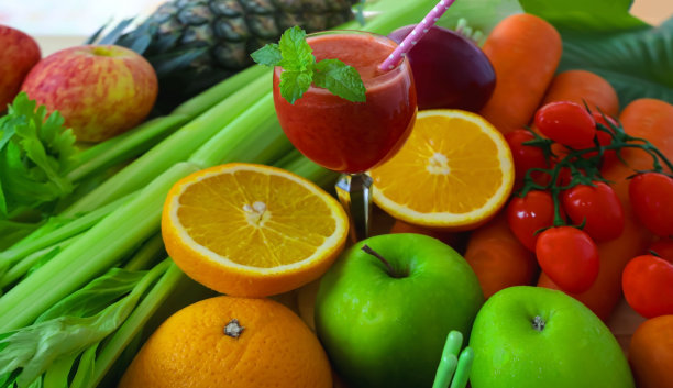 混合水果和蔬菜汁的健康食品的饮食计划图片下载