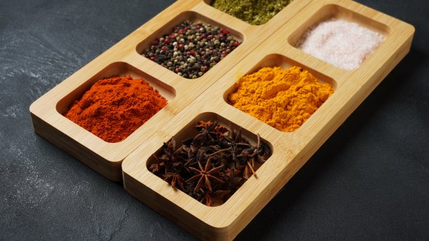 装满鲜艳东方香料和调味料的托盘图片下载