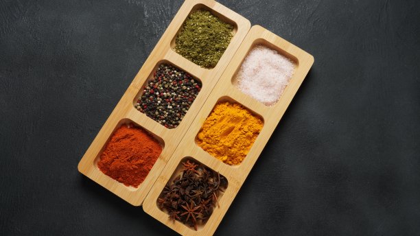 装满鲜艳东方香料和调味料的托盘图片下载