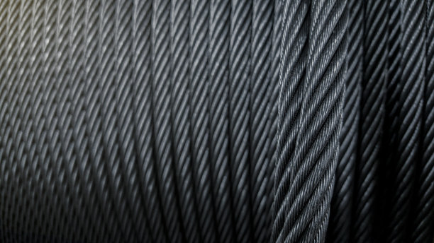 金属电缆绞车。钢丝绳绞车特写。坚强依然是背景。图片下载