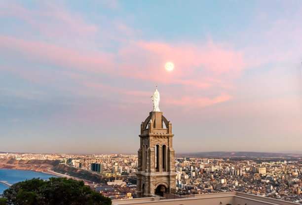 圣克鲁斯教堂塔和圣母玛利亚雕像图片下载