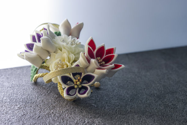 日式装饰发卡在石头图案板上。图片下载