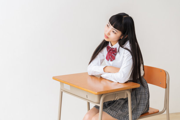 女孩谁学习，思考，校服，学校教室图片下载