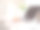 一位女士在时尚的办公桌前使用笔记本电脑工作图片下载