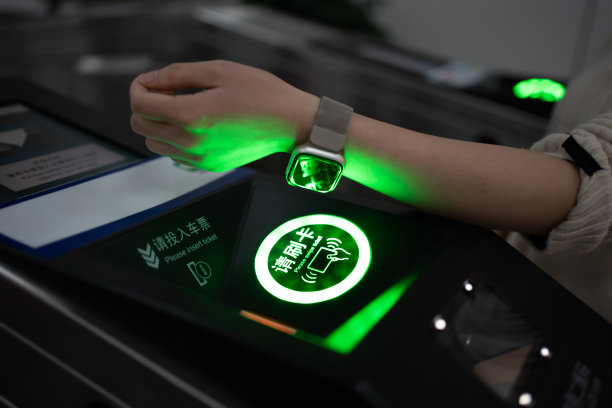 女子用智能手表坐地铁图片下载