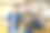 年轻的男性和女性农民员工在饲养场一起喂山羊时交谈。农牧业概念图片下载